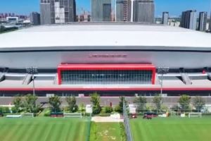 为确保后续比赛的场地条件 海港主场正进行内场草坪换草工作